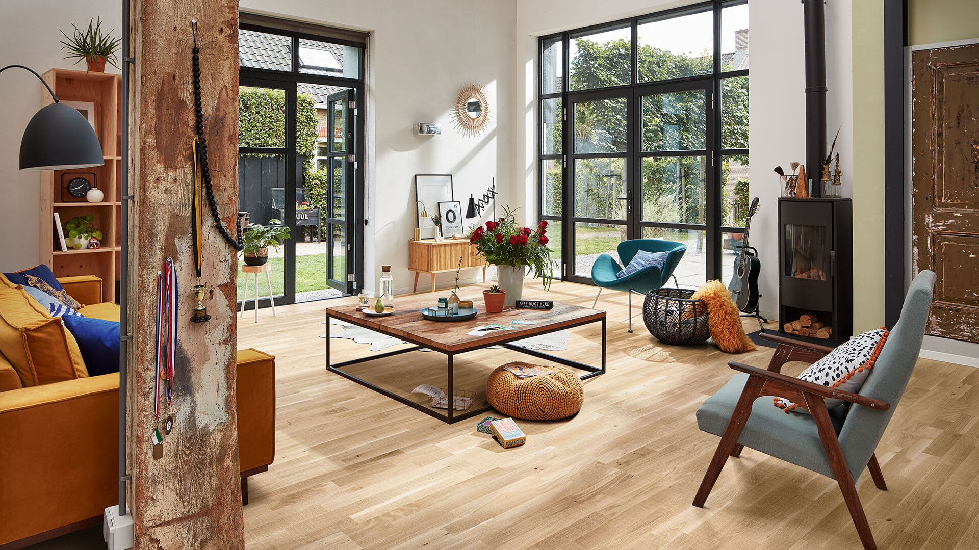 Schiffsboden Parkett von MEISTER Schiffsboden Parkett aus Eiche in einer offenen Küche