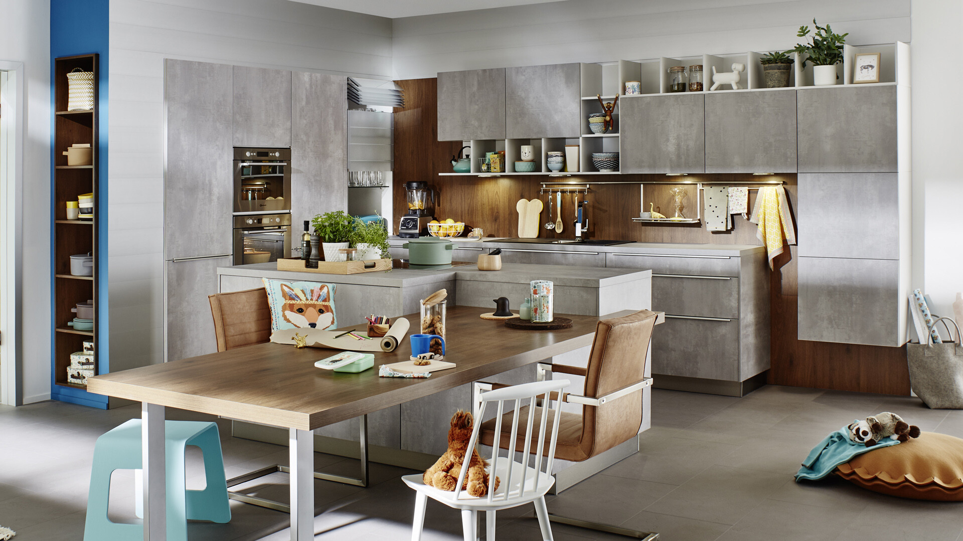 Grau ist das neue Weiß in der Einrichtung Graue Küche, grauer Boden - die Trendfarbe Grau in verschiedenen Schattierungen