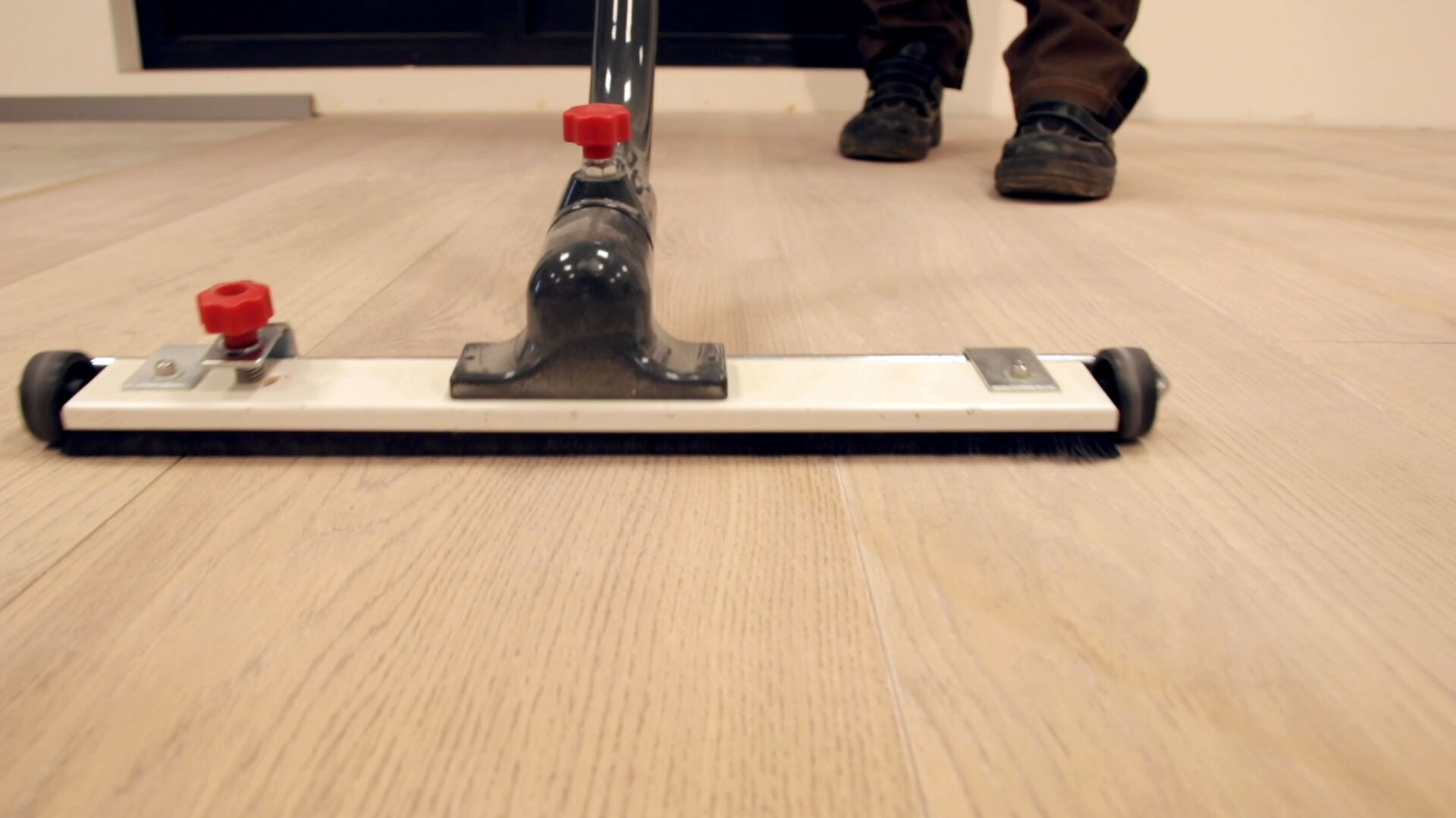 Trockenes Saugen reicht häufig für die regelmäßige Reinigung von Laminat Trockenes Saugen reicht häufig für die regelmäßige Reinigung von Laminat