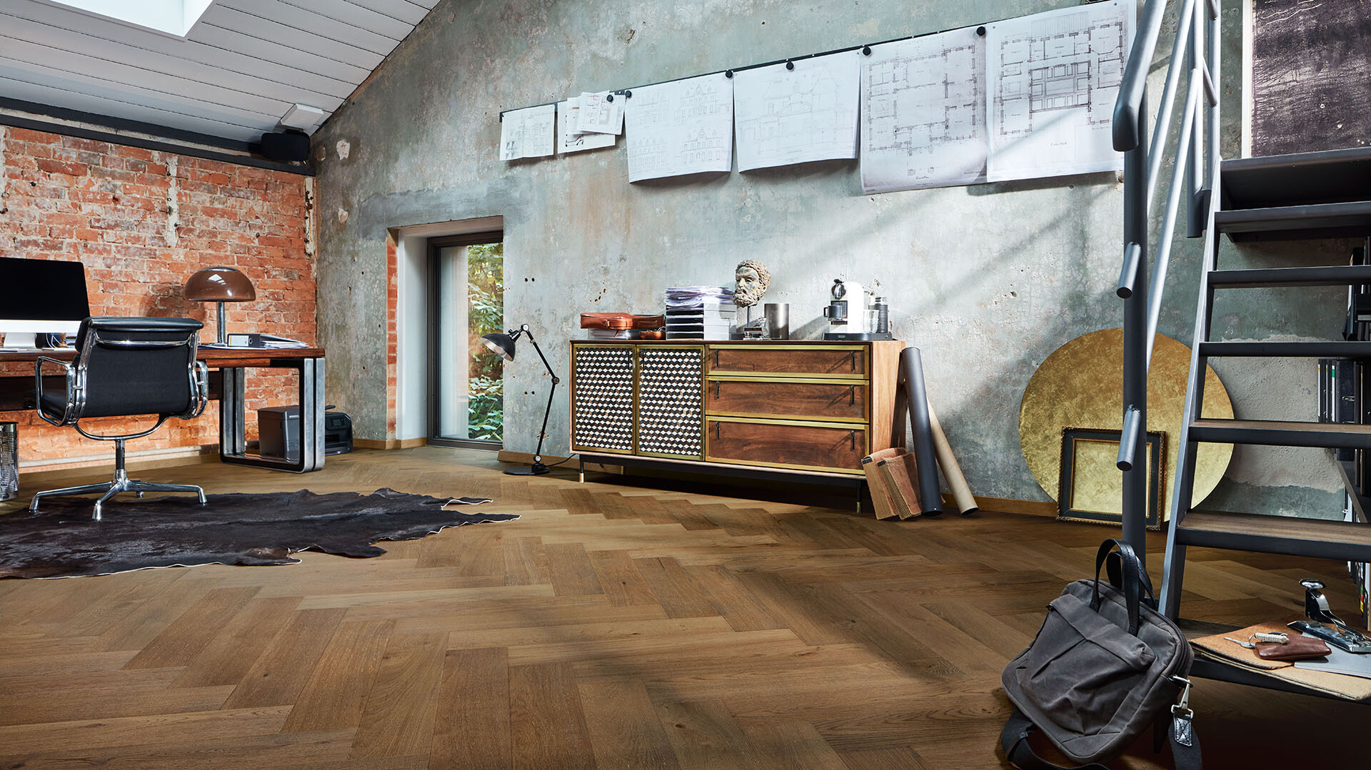 Homeoffice - was es bei der Einrichtung zu beachten gibt Lindura im Fischgrätmuster in einem Homeoffice