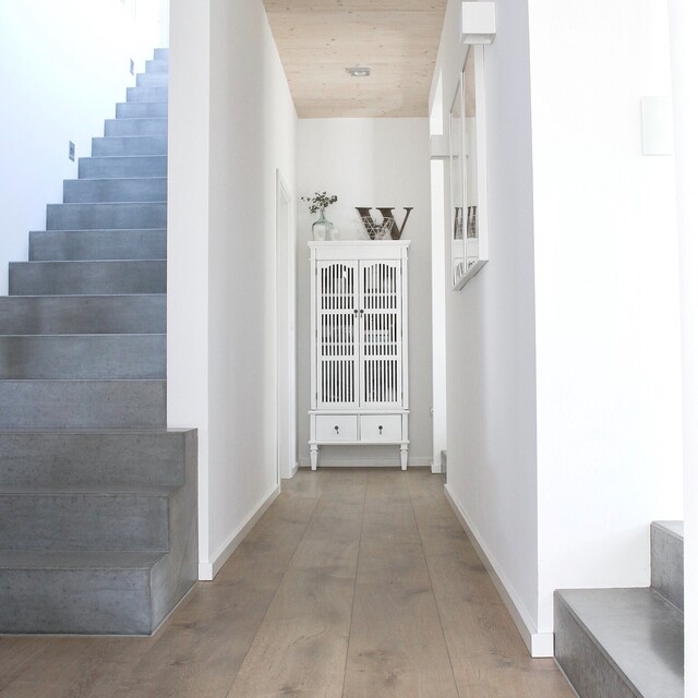 Lindura-Holzboden in Eiche rustikal milchkaffee harmoniert perfekt mit den Betontreppen