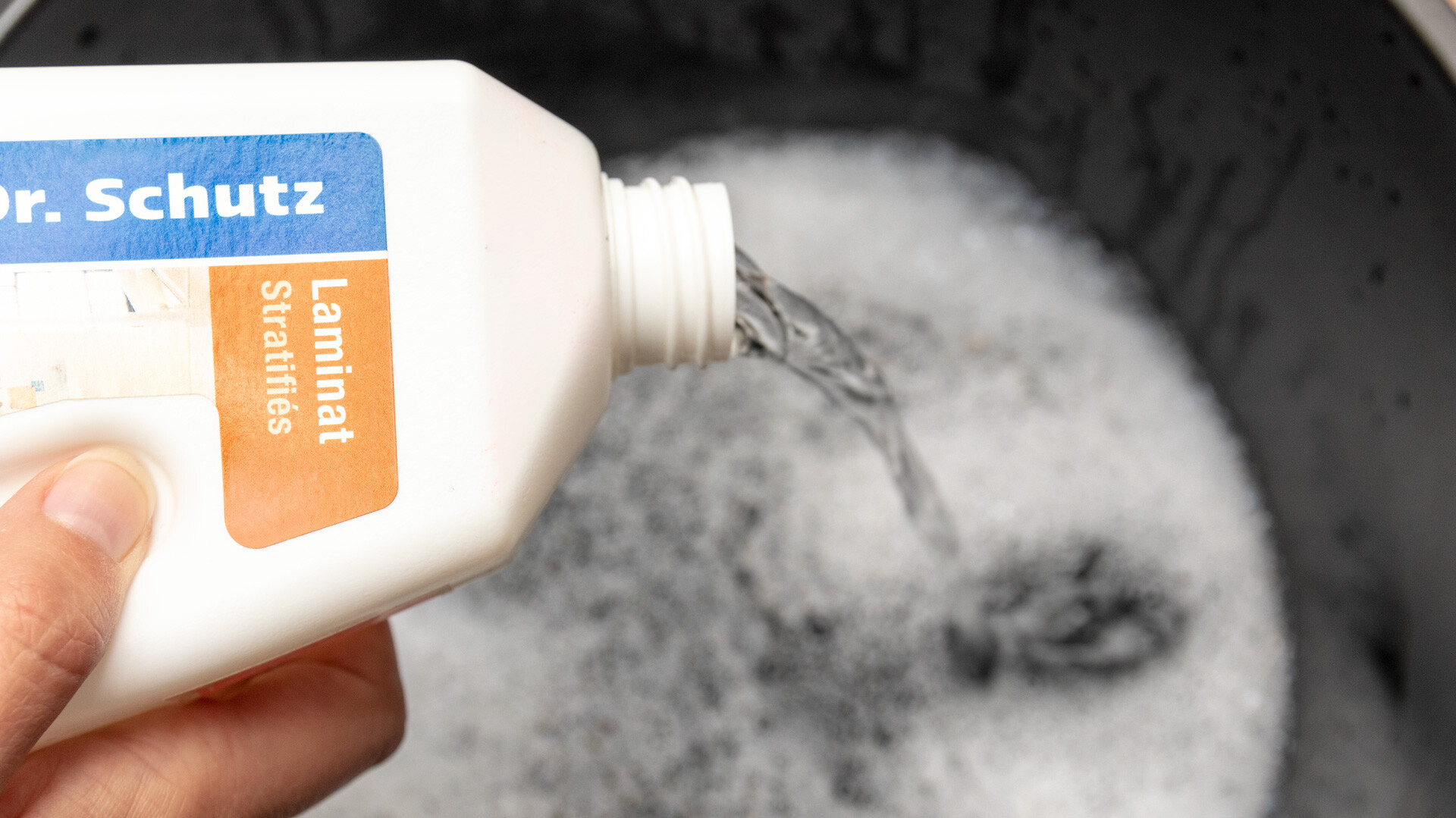 Laminat auch nur mit den empfohlenen Mitteln reinigen Laminat auch nur mit den empfohlenen Mitteln reinigen