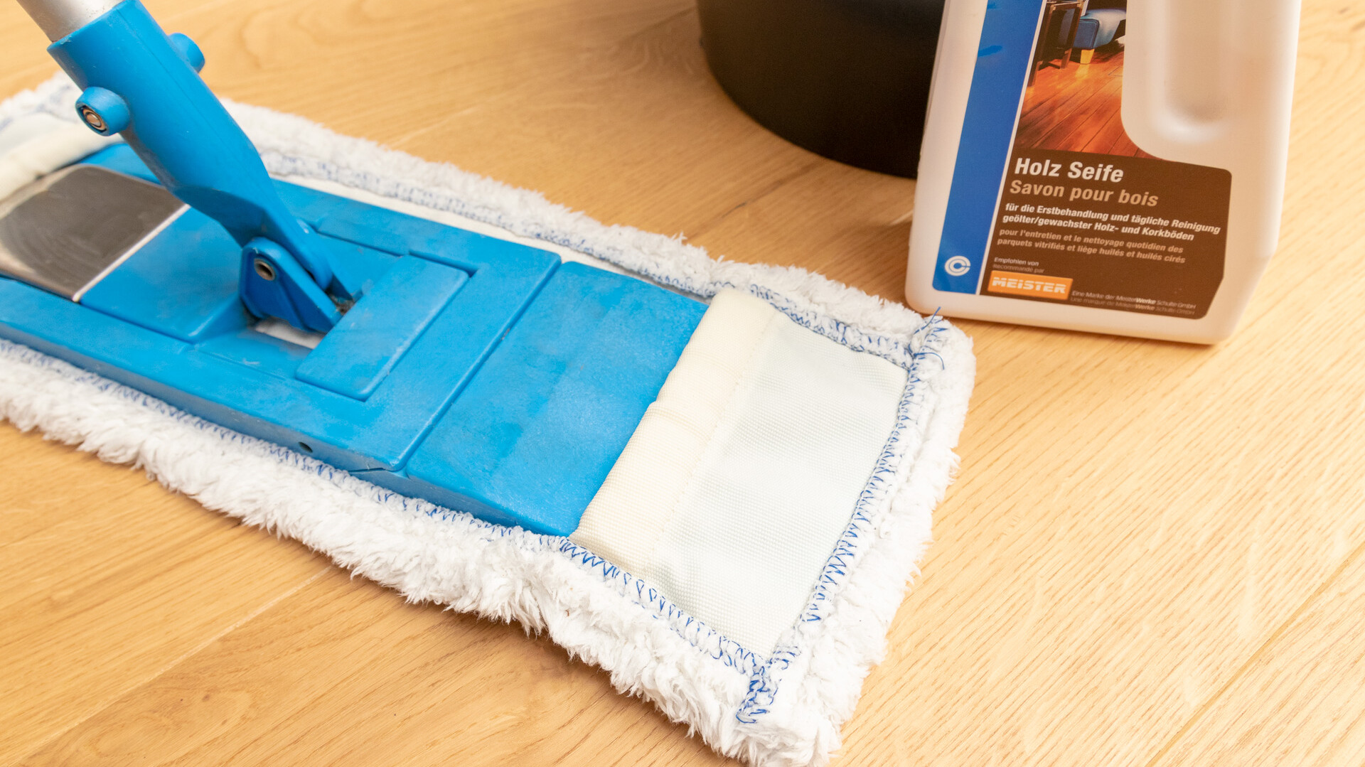 Gründliche erste Reinigung und Ersteinpflege für Holzböden direkt nach der Verlegung Entfernen von Staub und Schmutz von einem Parkettboden nach der Verlegung