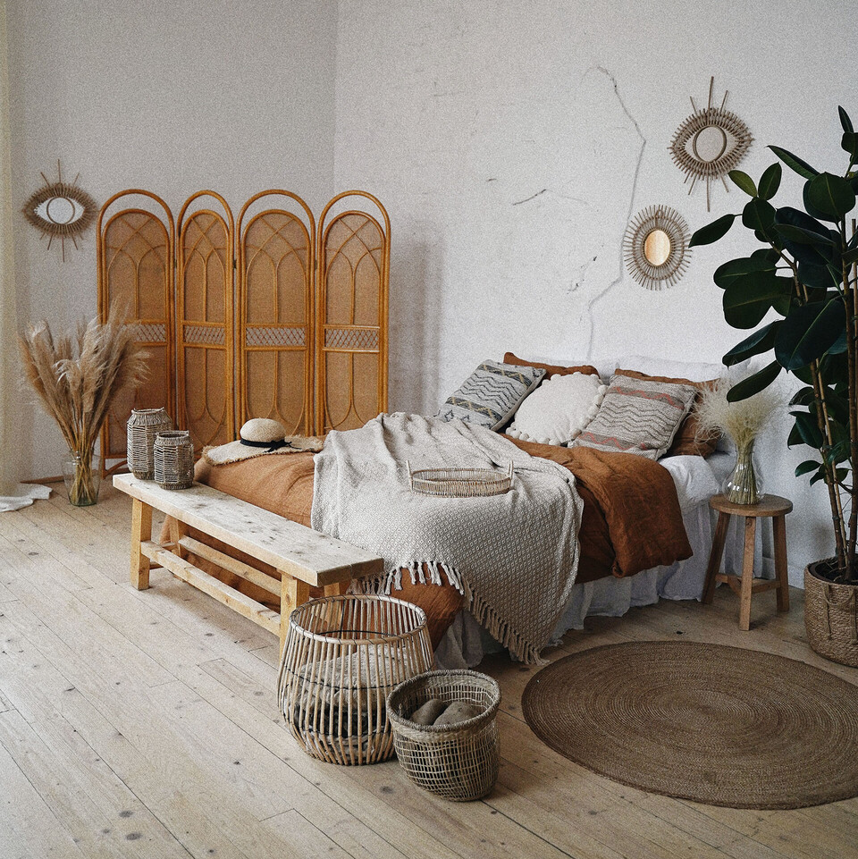 Erdtöne wie Braun, Beige oder Ocker können sich sowohl in Textilien als auch an Wänden, auf Möbeln oder Dekoelementen wiederfinden. Schlafzimmer in Erdtönen