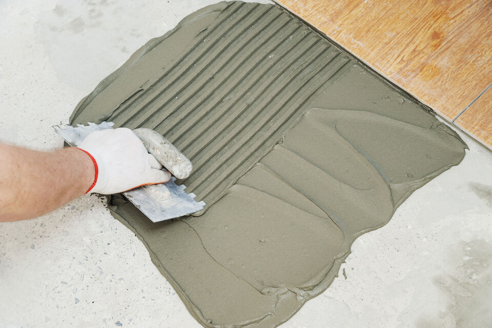 Verkleben von Fußbodenbelägen Bodenverlegung Parkett Kleben