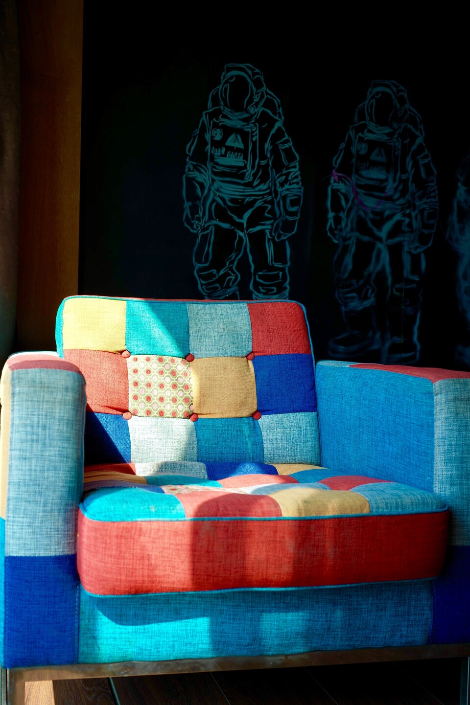 Absoluter Hingucker: ein Sessel im Patchworkstil Bunter Sessel im Patchwork-Style